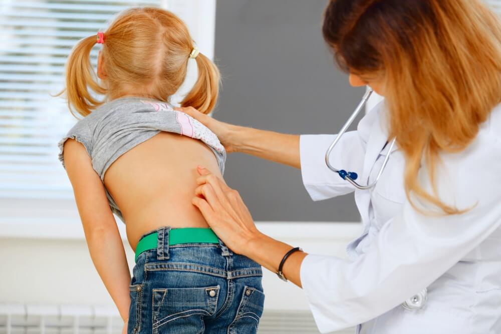 बच्चे के पीठ दर्द को नजर-अंदाज न करें do not ignore children back pain